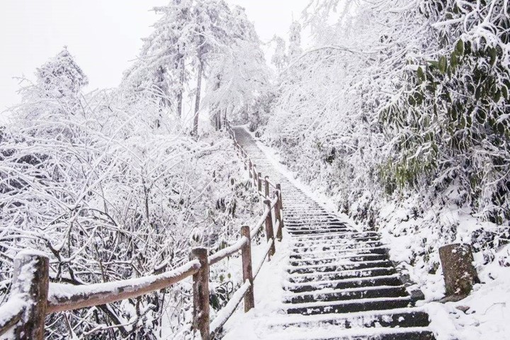Mount Emei-a snow left me here
