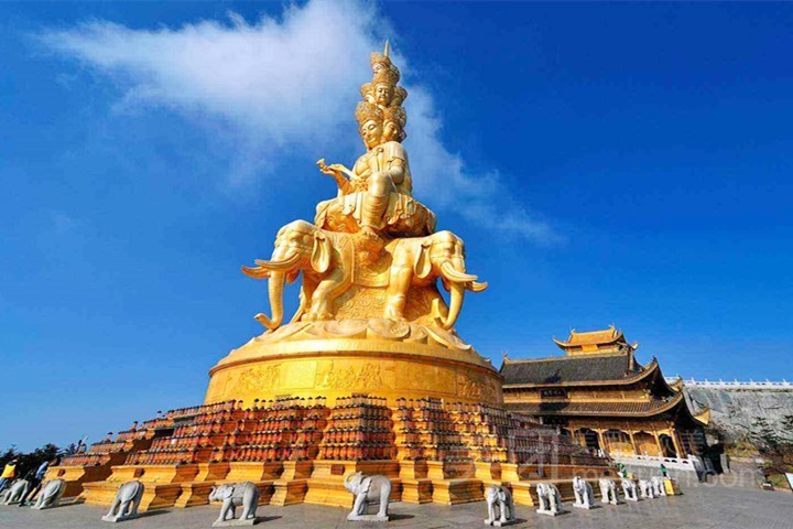 What is the experience of hiking to the top of Mount Emei jinding in winter?