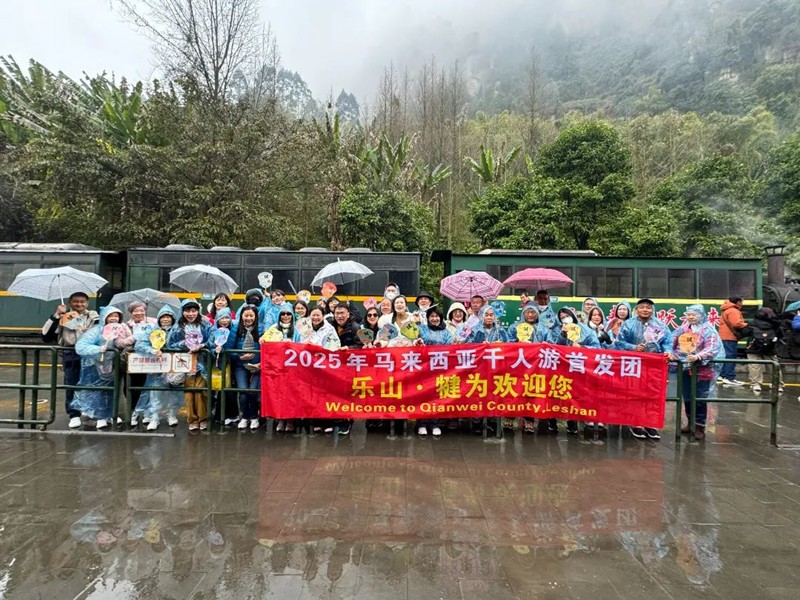 Forty Malaysian tourists boarded the "Little Train Heading for Spring".