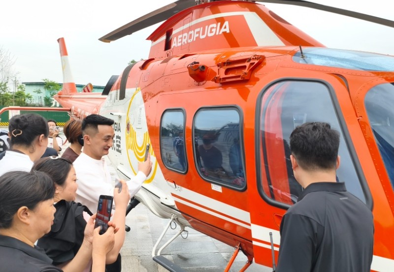 A sightseeing chopper landed in Leshan for SichuanTourismExpo