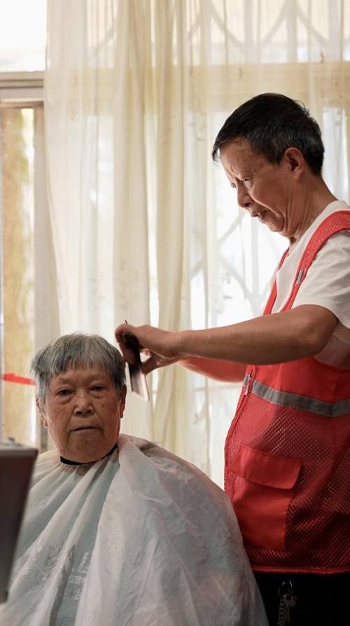 One pair of scissors, over two decades – clipping out the warmest street stories of Leshan.