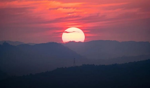 Early morning on Jinjiang Mountain – both sunrise and distant peaks are yours to capture.