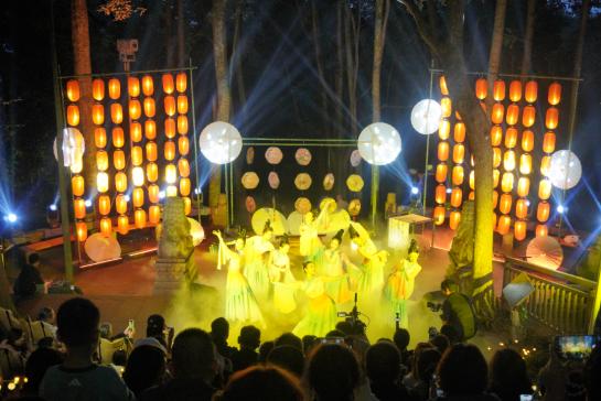 Looking back on this Mid-Autumn Festival, Leshans moonlit charm went viral once again.(图1) 图片1.jpg