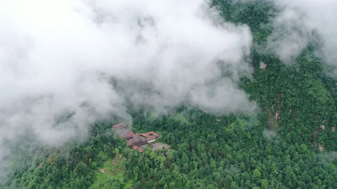 The temple that you can only see when you walk into the clouds is worth a visit!(图1)